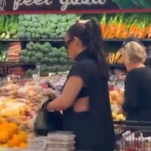 POGLEDAJTE KAKO MILIJARDERKA SAMA PREBIRA KROMPIR: U modernoj kombinaciji sa tašnicom, samo ga prebacuje! (VIDEO)