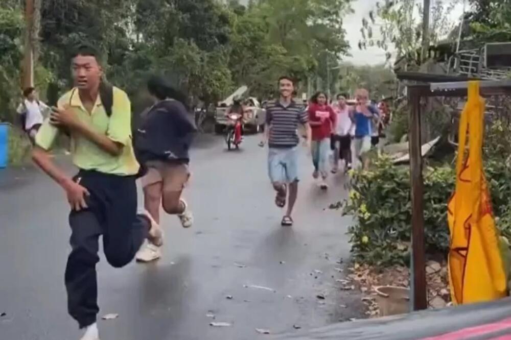 KRAJ TALAČKE KRIZE U ŠKOLI: Specijalci opkolili objekat, naoružani muškarac PRIVEDEN! (VIDEO)