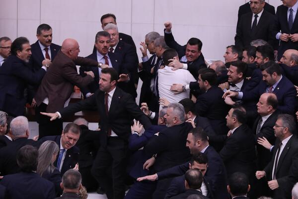 Sevale pesnice, tukli se rukama i nogama! Izbila brutalna tuča u turskom parlamentu, nastao pravi haos (VIDEO)