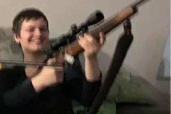 Objavljena slika ubice iz škole, SA PUŠKOM SEDI PORED DETETA I... Bio je dobro poznat policiji, isplivalo sve!