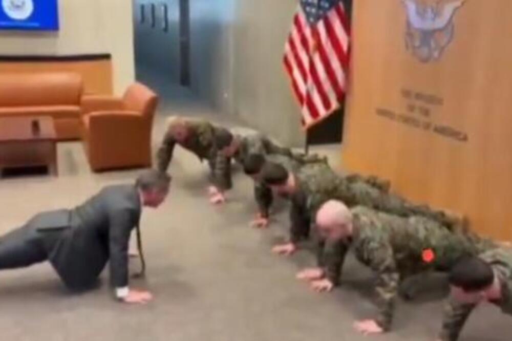 AMBASADOR SAD IZGLEDA KAO ZVER U 52. GODINI: Majk Volc se bacio na zemlju i kao LUD radio sklekove sa marincima!