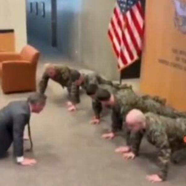 AMBASADOR SAD IZGLEDA KAO ZVER U 52. GODINI: Majk Volc se bacio na zemlju i kao LUD radio sklekove sa marincima!