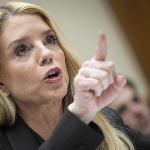 "TI SI PROPALI GUBITNIK" Trampova tužiteljka izazvala neviđeni haos, evo šta je fatalna plavušica sada uradila!