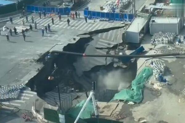 OGROMNA RUPA U TRENUTKU PROGUTALA RASKRSNICU! Kamere zabeležile užasavajuću scenu usred bela dana! (VIDEO)