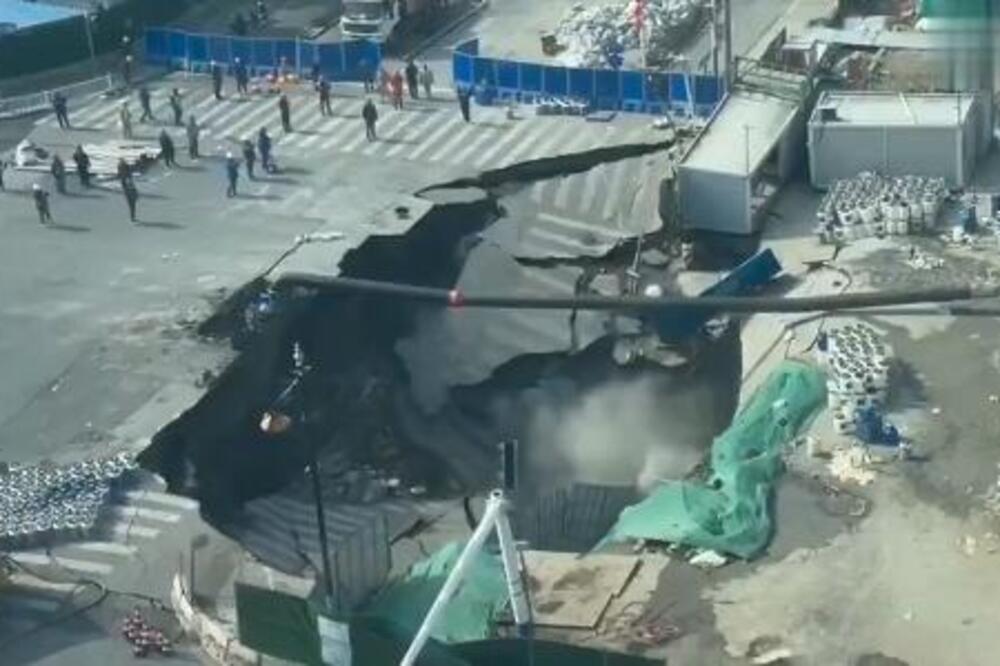 OGROMNA RUPA U TRENUTKU PROGUTALA RASKRSNICU! Kamere zabeležile užasavajuću scenu usred bela dana! (VIDEO)