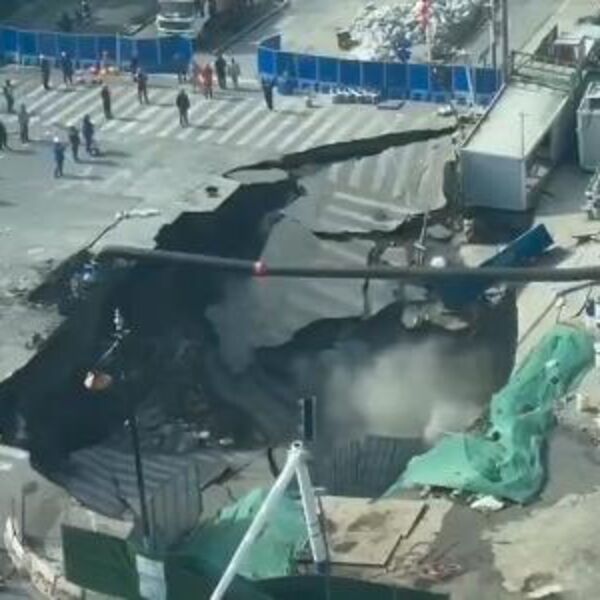 OGROMNA RUPA U TRENUTKU PROGUTALA RASKRSNICU! Kamere zabeležile užasavajuću scenu usred bela dana! (VIDEO)