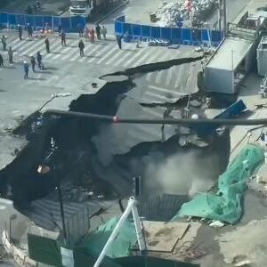 OGROMNA RUPA U TRENUTKU PROGUTALA RASKRSNICU! Kamere zabeležile užasavajuću scenu usred bela dana! (VIDEO)