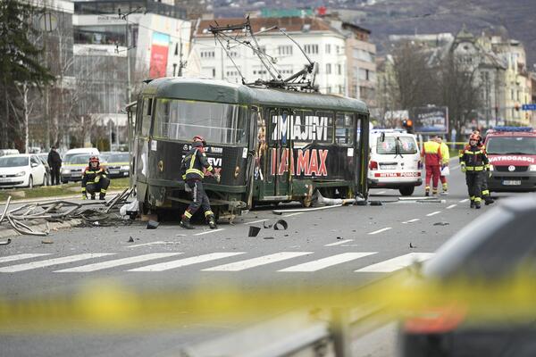 Devojka kojoj je amputirana noga kritično! Vozač sarajevskog tramvaja koji je iskliznuo iz šina lišen slobode