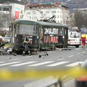 Devojka kojoj je amputirana noga kritično! Vozač sarajevskog tramvaja koji je iskliznuo iz šina lišen slobode