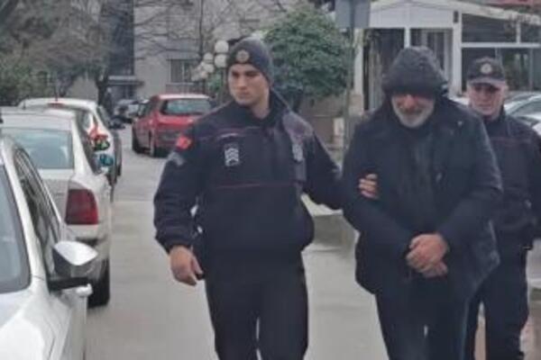 ISPLIVALA PRVA FOTKA "VLADARA CRNE GORE" NAKON PRIVOĐENJA! Barović sa tompusom u ustima, a pored njega... (FOTO)