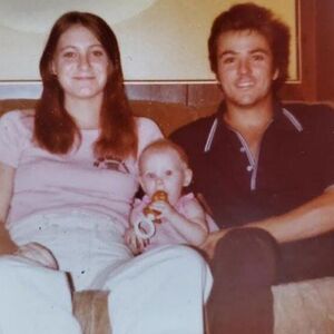 TINA JE IMALA 17, NJEN MUŽ 21, A ĆERKA SAMO GODINU KADA...Misterija DVA TELA I NESTALE BEBE rešena nakon 4 DECENIJE