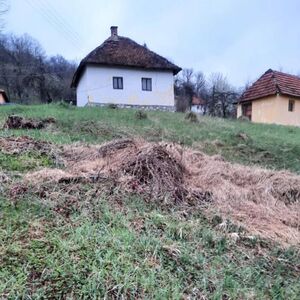Dragan prodaje dve kuće i plac u Kosjeriću za 15.000 evra! Daleko od gradske buke, ušukano u prirodu i mir
