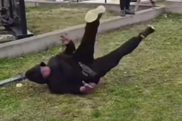 "UŠAO ĐAVO U NJEGA"! Snimak jezivog ponašanja na groblju tokom obeležavanja Zadušnica zgrozio ceo Balkan (VIDEO)