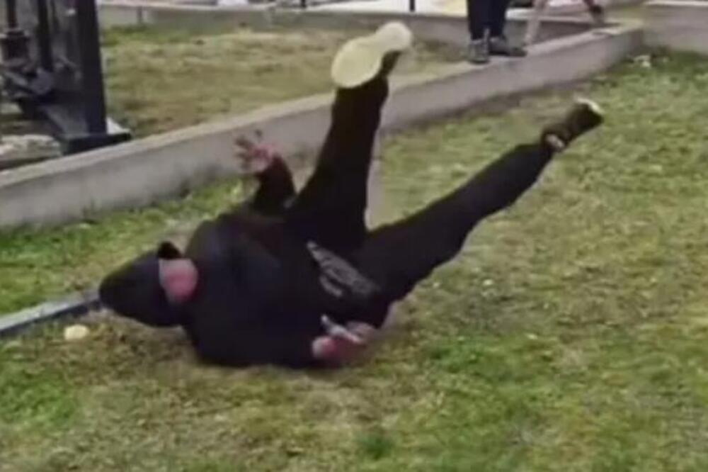 "UŠAO ĐAVO U NJEGA"! Snimak jezivog ponašanja na groblju tokom obeležavanja Zadušnica zgrozio ceo Balkan (VIDEO)