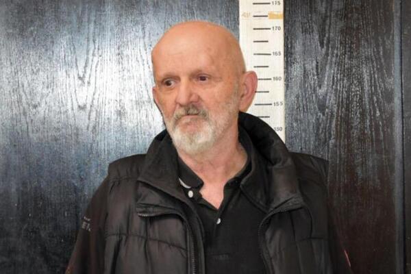 Ako vidite ovog čoveka, odmah zovite policiju! Hara po Beogradu i od penzionera uzima novac!