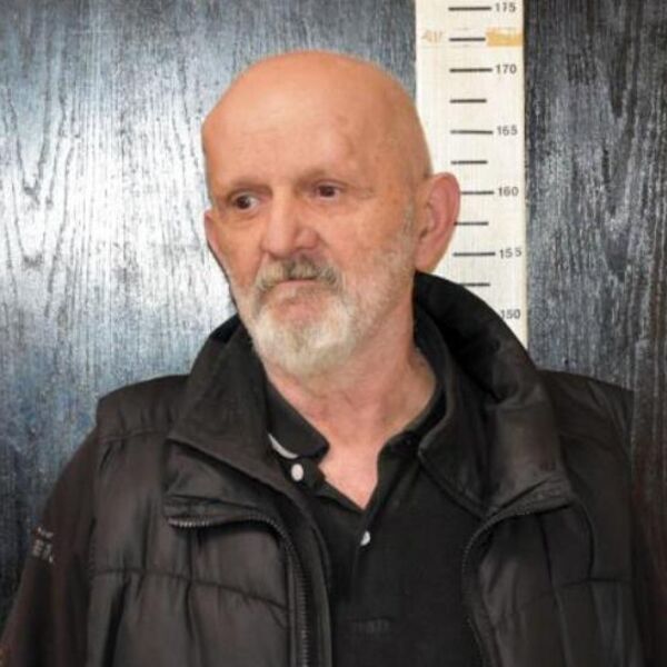 Ako vidite ovog čoveka, odmah zovite policiju! Hara po Beogradu i od penzionera uzima novac!