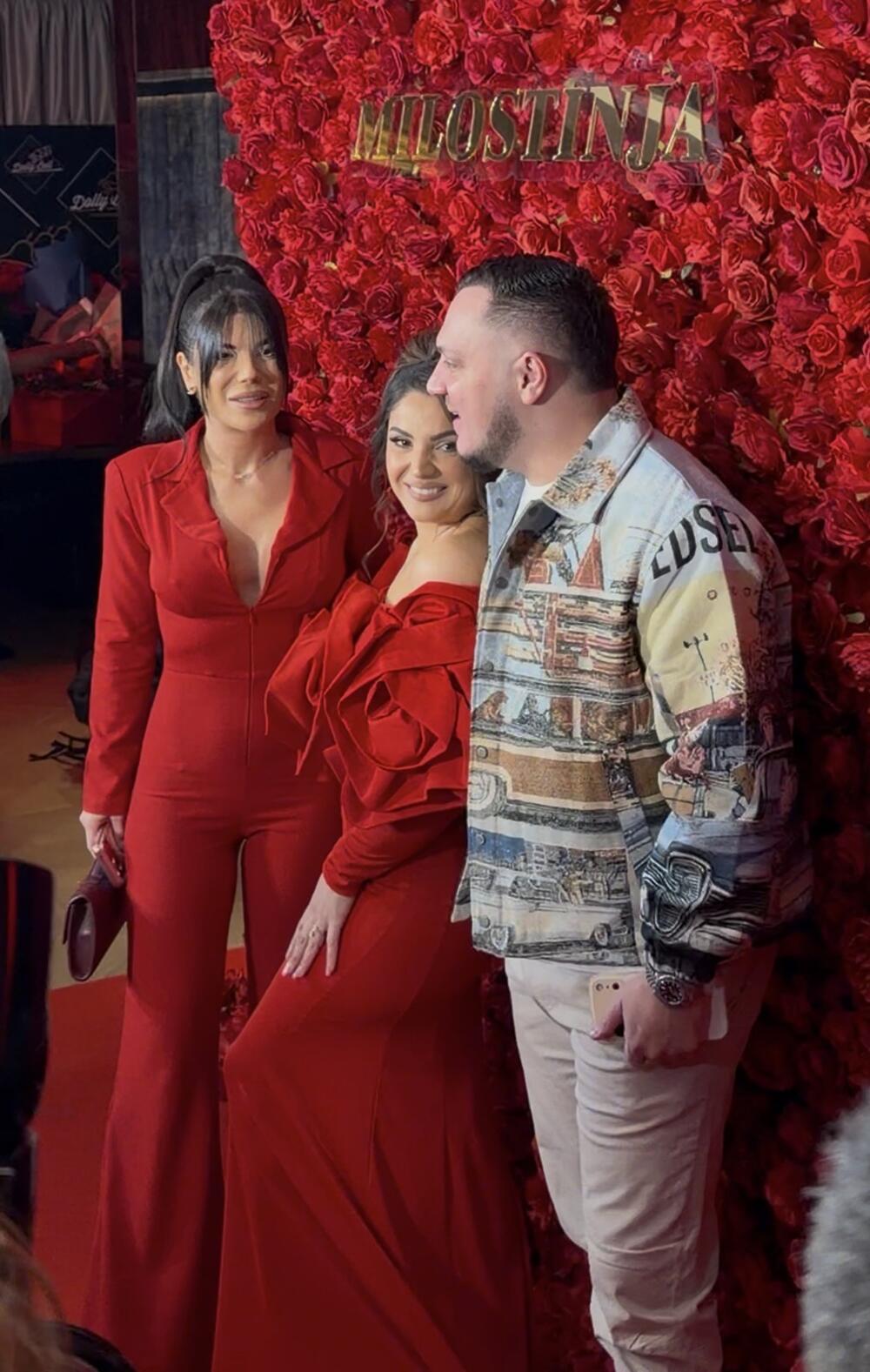 GASTOZ DOŠAO SA NOVOM DEVOJKOM, PA ZAMEŠAO KUKVIMA! Crnka nauljila grudi i samo SNIMA - uhvatili smo NAJJAČI KADAR