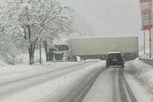 UŽAS NA PUTEVIMA U SRBIJI ZBOG SNEŽNE MEĆAVE! Sudari na sve strane, proklizali šleperi preprečili puteve, SVE STOJI