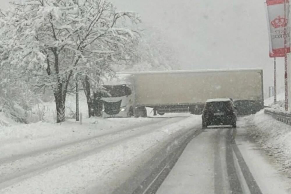UŽAS NA PUTEVIMA U SRBIJI ZBOG SNEŽNE MEĆAVE! Sudari na sve strane, proklizali šleperi preprečili puteve, SVE STOJI