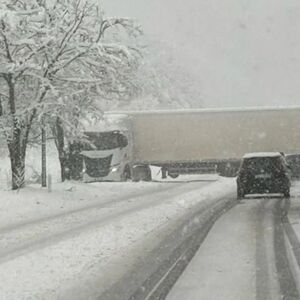 UŽAS NA PUTEVIMA U SRBIJI ZBOG SNEŽNE MEĆAVE! Sudari na sve strane, proklizali šleperi preprečili puteve, SVE STOJI