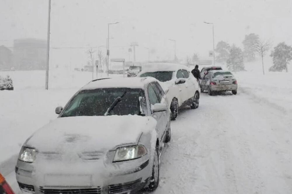 TURISTI MASOVNO KRENULI KUĆI SA ZLATIBORA, KOLONE SU NEPREGLEDNE, SVE STOJI: Sneg zavejao puteve, opšti KOLAPS !