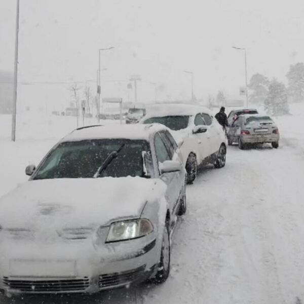 TURISTI MASOVNO KRENULI KUĆI SA ZLATIBORA, KOLONE SU NEPREGLEDNE, SVE STOJI: Sneg zavejao puteve, opšti KOLAPS !
