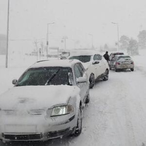 TURISTI MASOVNO KRENULI KUĆI SA ZLATIBORA, KOLONE SU NEPREGLEDNE, SVE STOJI: Sneg zavejao puteve, opšti KOLAPS !