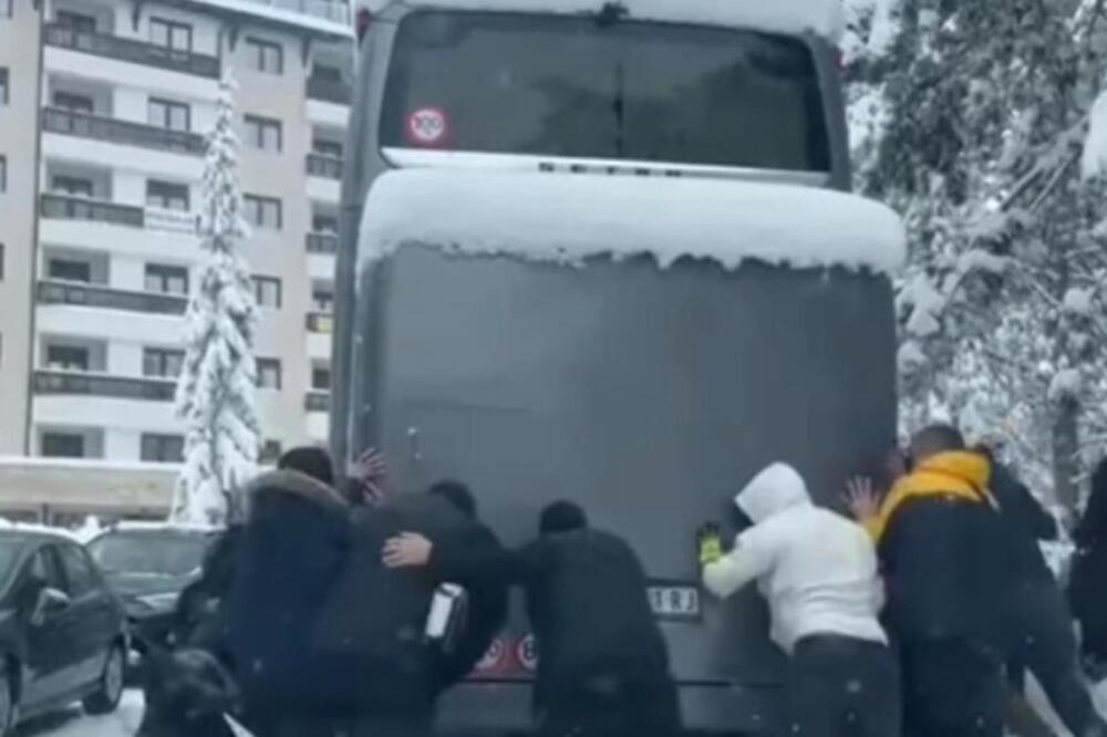 PUTNICI NA ZLATIBORU MORALI DA GURAJU ZAGLAVLJENI AUTOBUS! Totalni saobraćajni kolaps na srpskoj planini (VIDEO)