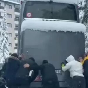 PUTNICI NA ZLATIBORU MORALI DA GURAJU ZAGLAVLJENI AUTOBUS! Totalni saobraćajni kolaps na srpskoj planini (VIDEO)