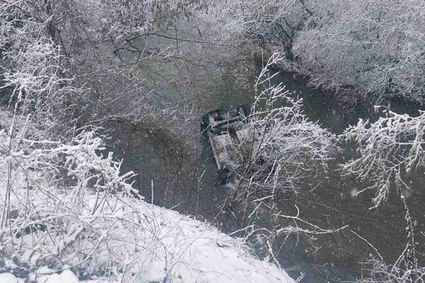 Auto pun putnika sleteo sa puta u provaliju, povređene 4 osobe! Horor kod Bijelog Polja