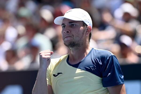 Miomir Kecmanović uspešno krenuo u odbranu titule (Video)