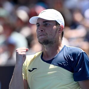 Miomir Kecmanović uspešno krenuo u odbranu titule (Video)