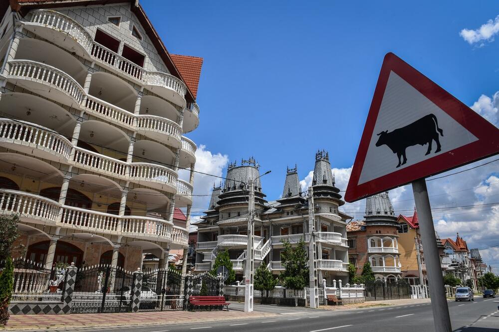 Vile, stubovi i kič u svakoj ulici! Najbogatije romsko selo nalazi se u komšiluku, a jedna stvar svima bode oči!