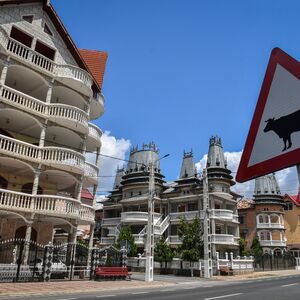 Vile, stubovi i kič u svakoj ulici! Najbogatije romsko selo nalazi se u komšiluku, a jedna stvar svima bode oči!