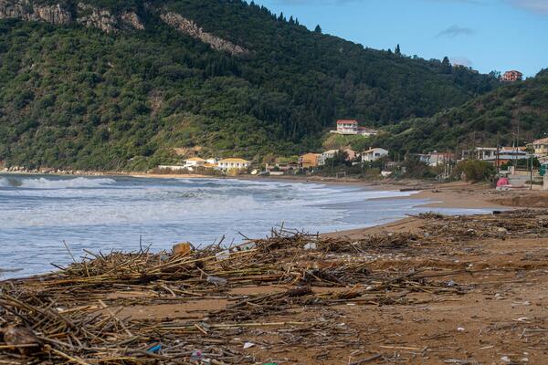 Apokalitični prizori iz Grčke, MORE PROGUTALO OBALU! Nevreme potopilo sever zemlje, OMILJENE PLAŽE IZMENILE IZGLED