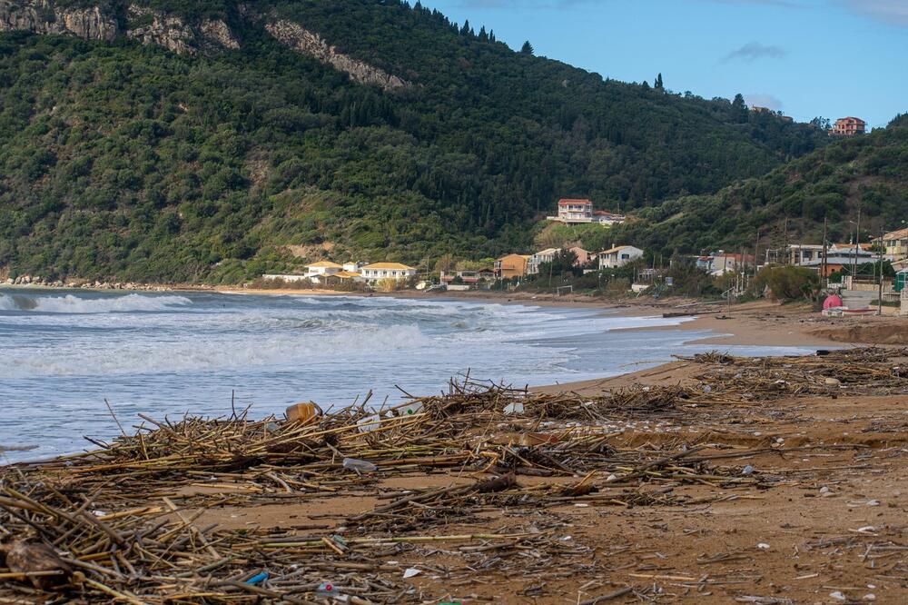 Apokalitični prizori iz Grčke, MORE PROGUTALO OBALU! Nevreme potopilo sever zemlje, OMILJENE PLAŽE IZMENILE IZGLED