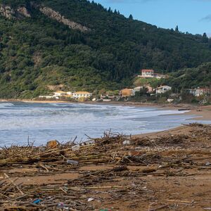 Apokalitični prizori iz Grčke, MORE PROGUTALO OBALU! Nevreme potopilo sever zemlje, OMILJENE PLAŽE IZMENILE IZGLED
