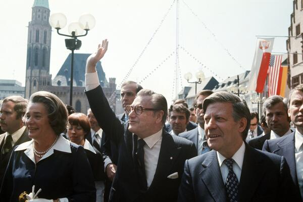 NAŠLI GA NA LEĐIMA BEZ PANTALONA! Umro u krevetu 50 godina mlađe ljubavnice, SKANDALOZNA SMRT MOĆNIKA KOG SVI ZNATE