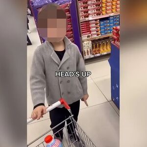 "OVO NIKAD NEMOJ DA KUPIŠ, IZ SRBIJE JE, A NIKO NE VOLI TU ZEMLJU": Dečak iz supermarekta šokirao izjavama! VIDEO