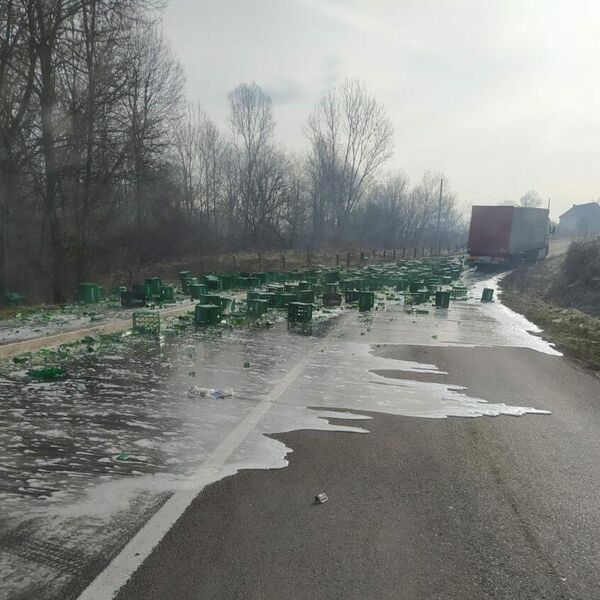 TEČE REKA PIVA NA PUTU U SRBIJI, OVAJ PRIZOR NIJE REALAN! Ljudi u šoku: "Sad kad se nisam ŠLOGIRAO"! (FOTO)