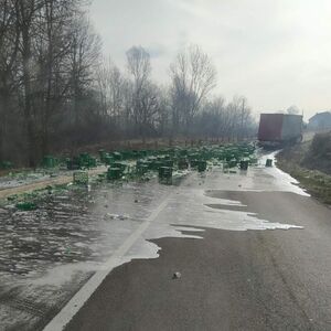 TEČE REKA PIVA NA PUTU U SRBIJI, OVAJ PRIZOR NIJE REALAN! Ljudi u šoku: "Sad kad se nisam ŠLOGIRAO"! (FOTO)