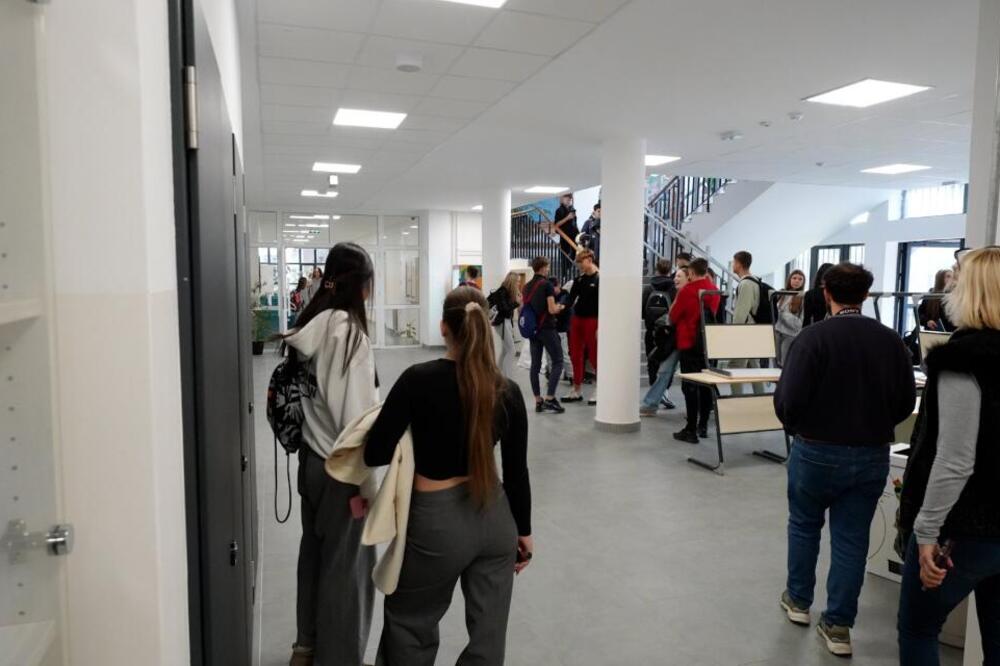 Roditelji u Srbiji se hvataju za glavu, ništa im nije jasno! Ovo je rečnik Generacije Z, evo šta im koja reč znači!