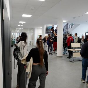 Roditelji u Srbiji se hvataju za glavu, ništa im nije jasno! Ovo je rečnik Generacije Z, evo šta im koja reč znači!