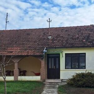 Lepa kuća se prodaje za jako male pare na ovoj lokaciji: Ima i letnju kuhinju i pomoćne objekte (FOTO)