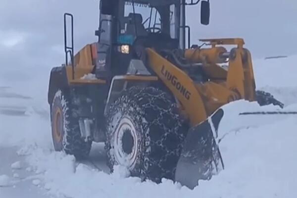 Polarno doba na Goliji: Sneg napadao do kolena, putevi blokirani, na terenu teška mehanizacija! (VIDEO)