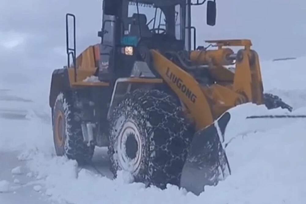 Polarno doba na Goliji: Sneg napadao do kolena, putevi blokirani, na terenu teška mehanizacija! (VIDEO)