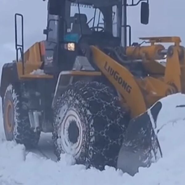 Polarno doba na Goliji: Sneg napadao do kolena, putevi blokirani, na terenu teška mehanizacija! (VIDEO)
