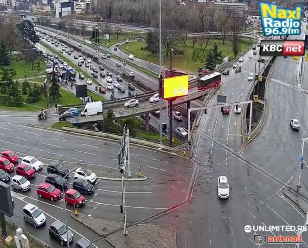 Automobili voze po kiši