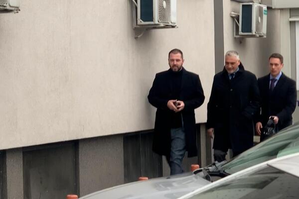 ČEDA JOVANOVIĆ I ACA KOS SA JOŠ JEDNIM ČOVEKOM STIGLI U POLICIJU! Došli da daju izjavu nakon brutalne tuče! (FOTO)