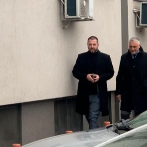 ČEDA JOVANOVIĆ I ACA KOS SA JOŠ JEDNIM ČOVEKOM STIGLI U POLICIJU! Došli da daju izjavu nakon brutalne tuče! (FOTO)